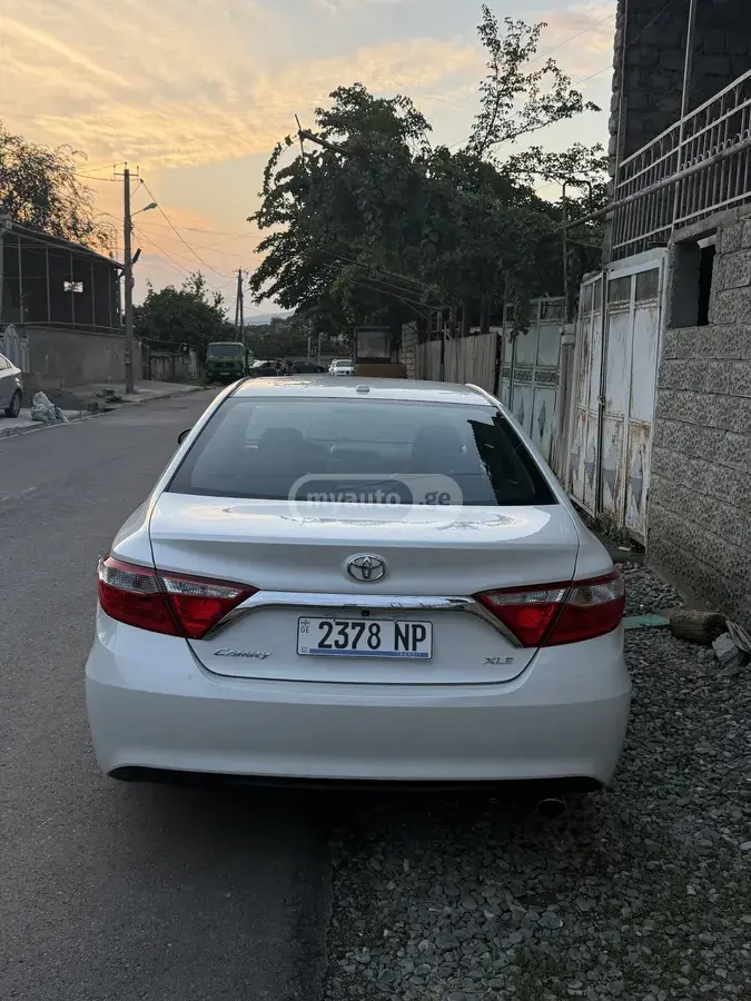 Toyota Camry 2015 — photo 2