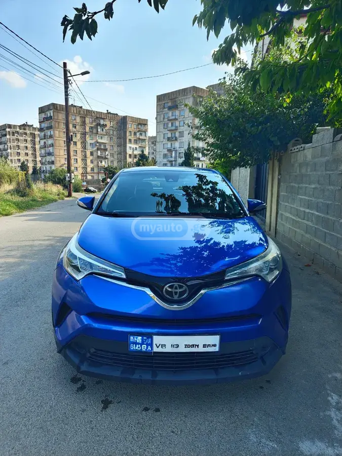 Toyota C-HR 2017 — photo 2