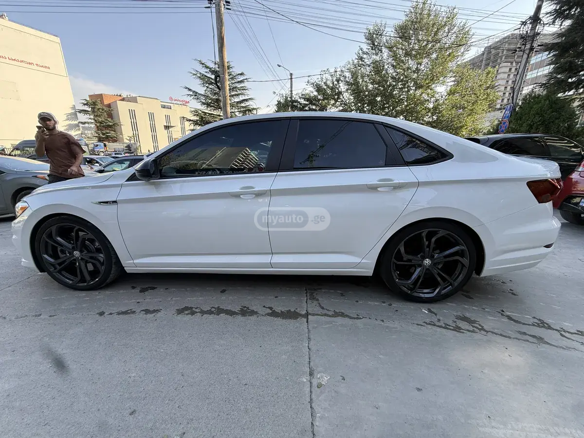 Volkswagen Jetta 2019 — photo 2