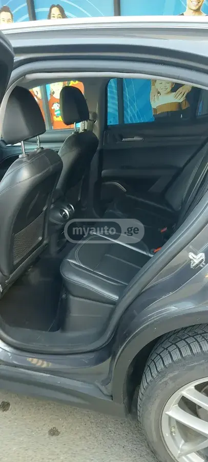 Alfa Romeo Stelvio 2018 — photo 2