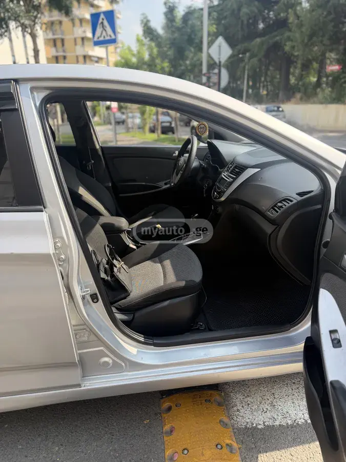 Hyundai Accent 2011 — photo 2