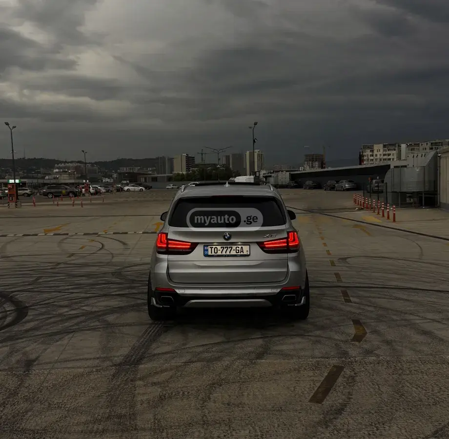 BMW X5 2017 — photo 2