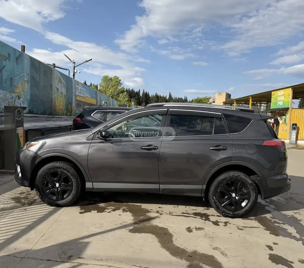 Toyota RAV4 2017 — photo 2