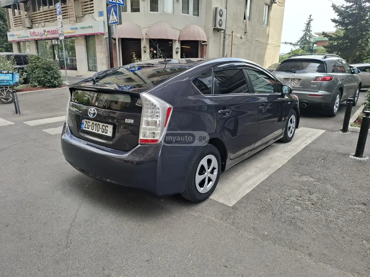 Toyota Prius 2010 — photo 2