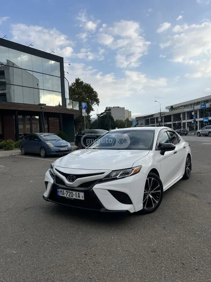 Toyota Camry 2018 — photo 2
