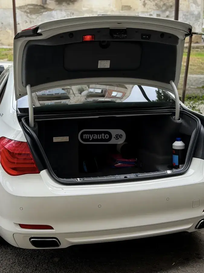 BMW 750 2010 — photo 2