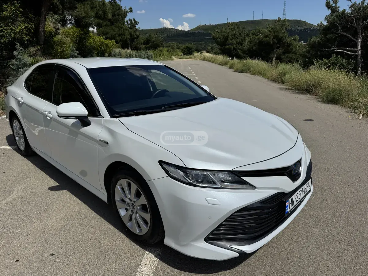 Toyota Camry 2019 — photo 2