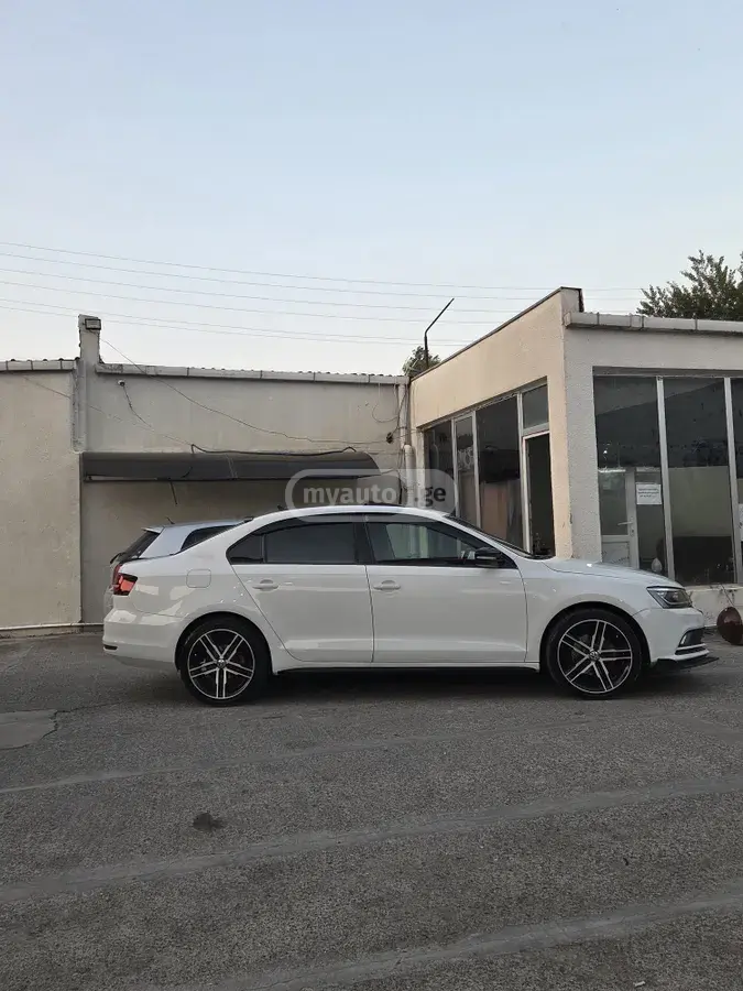 Volkswagen Jetta 2017 — photo 2