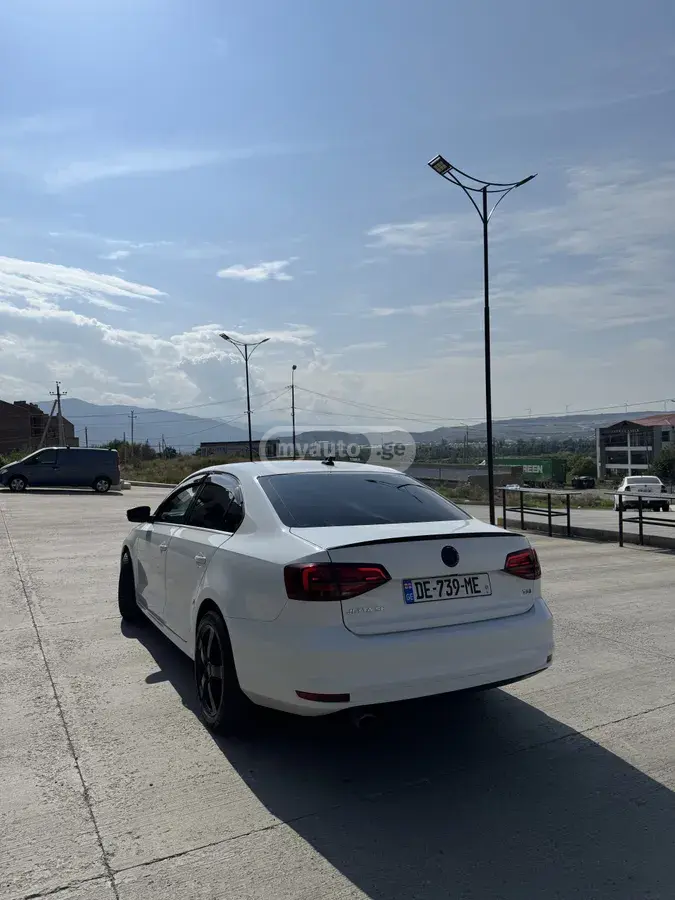 Volkswagen Jetta 2017 — photo 2