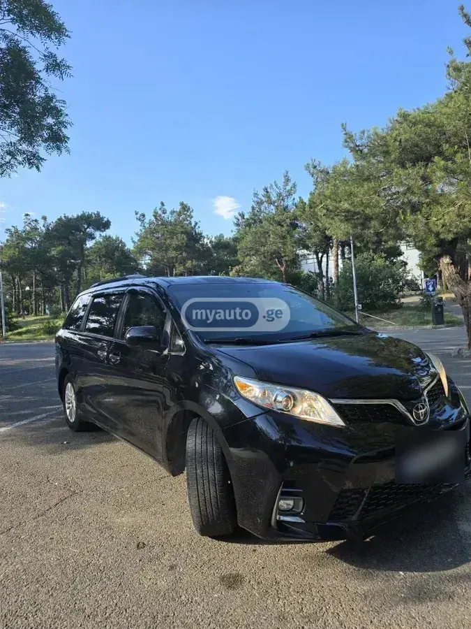 Toyota Sienna 2017 — photo 2