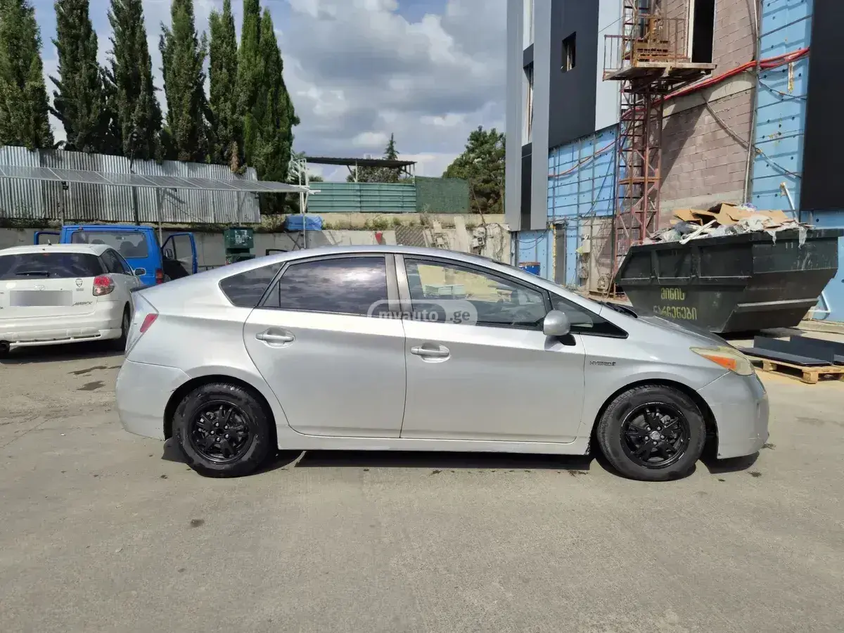 Toyota Prius 2014 — photo 2