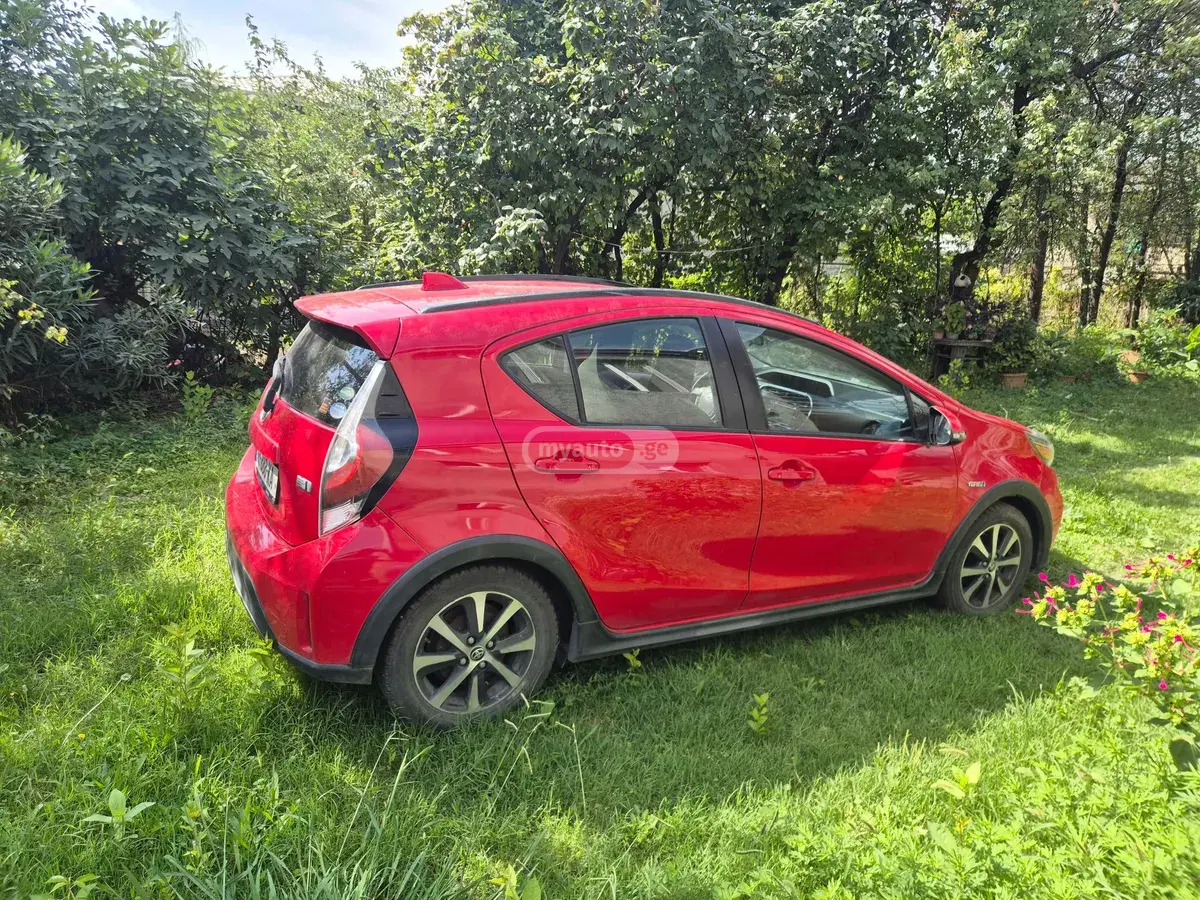 Toyota Prius C 2018 — photo 2