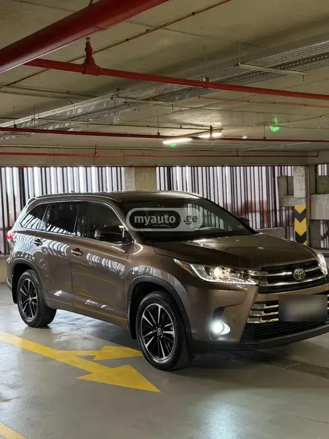Toyota Highlander 2018 — photo 2