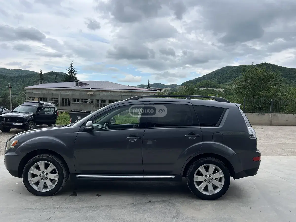 Mitsubishi Outlander 2010 — photo 2