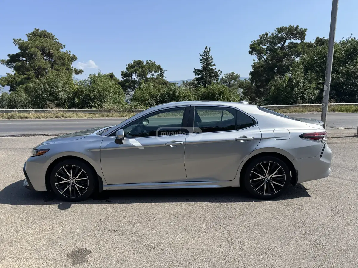 Toyota Camry 2022 — photo 2