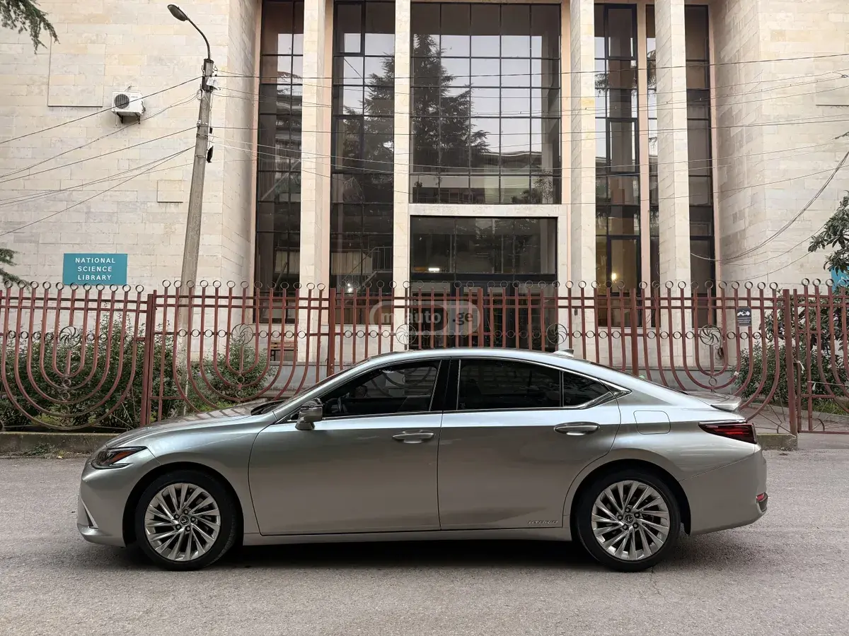 Lexus ES 300 2019 — photo 2
