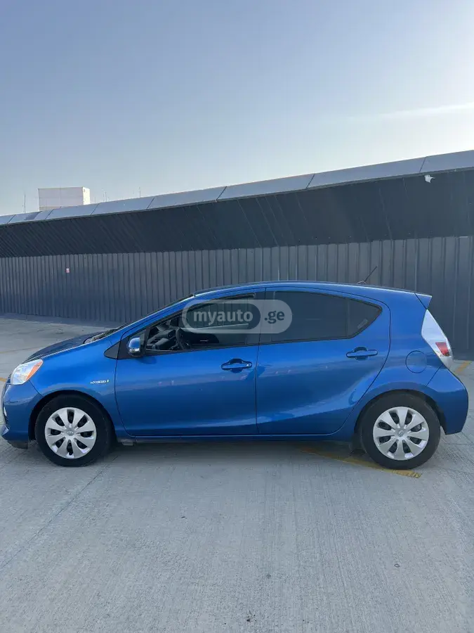 Toyota Prius C 2013 — photo 2