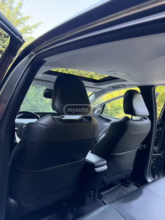 Toyota Prius 2016 — photo 2
