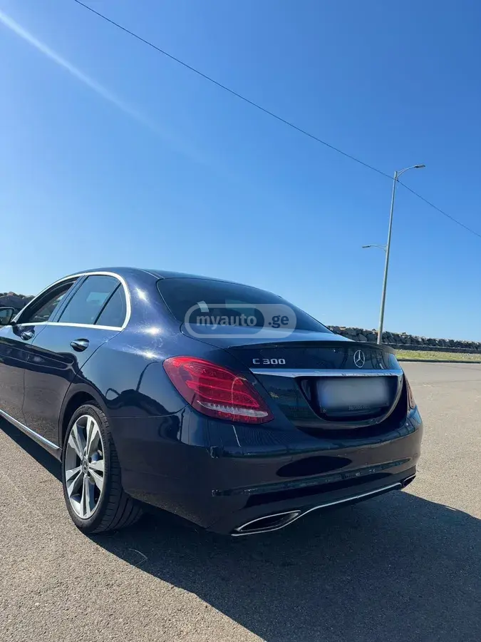 Mercedes-Benz C 300 2017 — photo 2