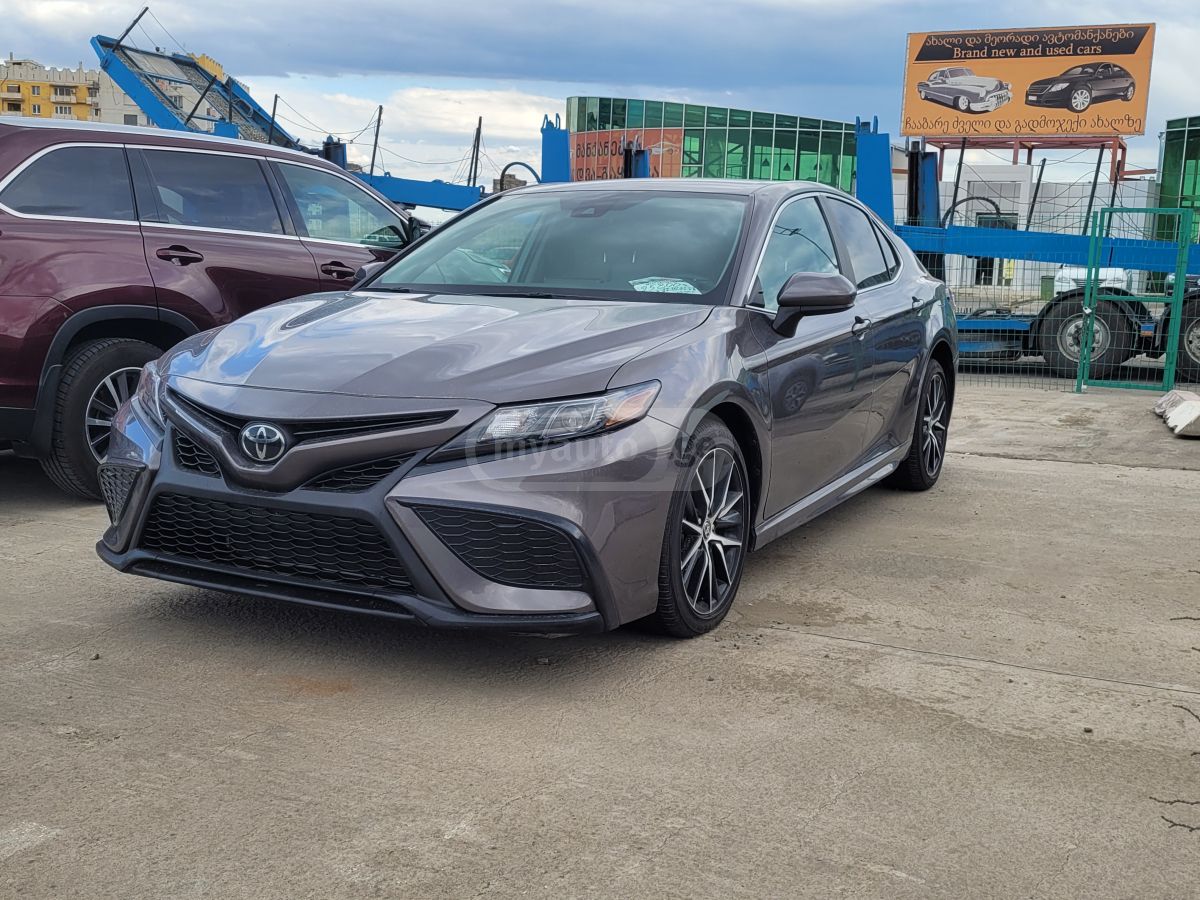 Toyota Camry 2021 — photo 2