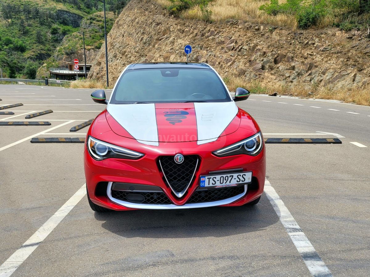 Alfa Romeo Stelvio 2018 — photo 2