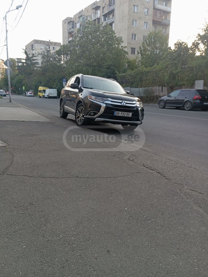 Mitsubishi Outlander 2018 — photo 2