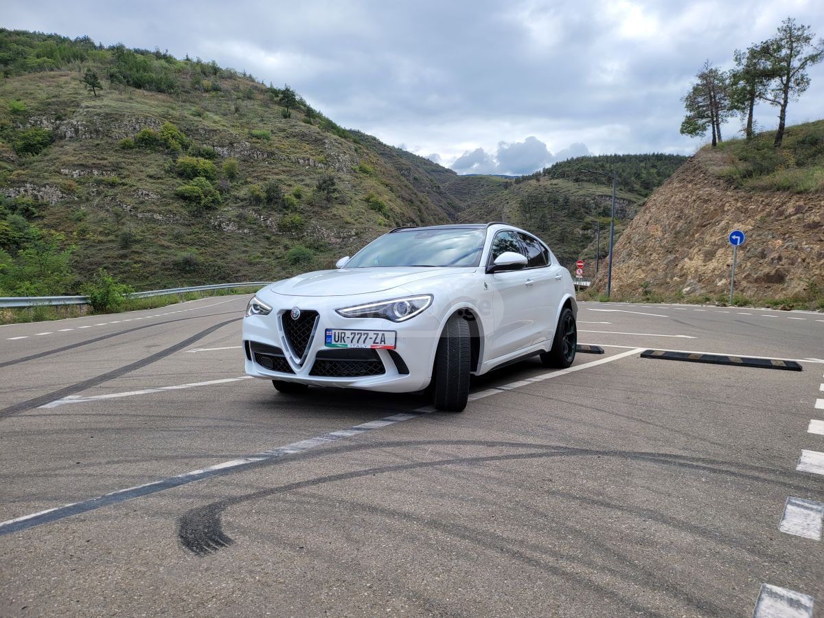 Alfa Romeo Stelvio 2018 — photo 2