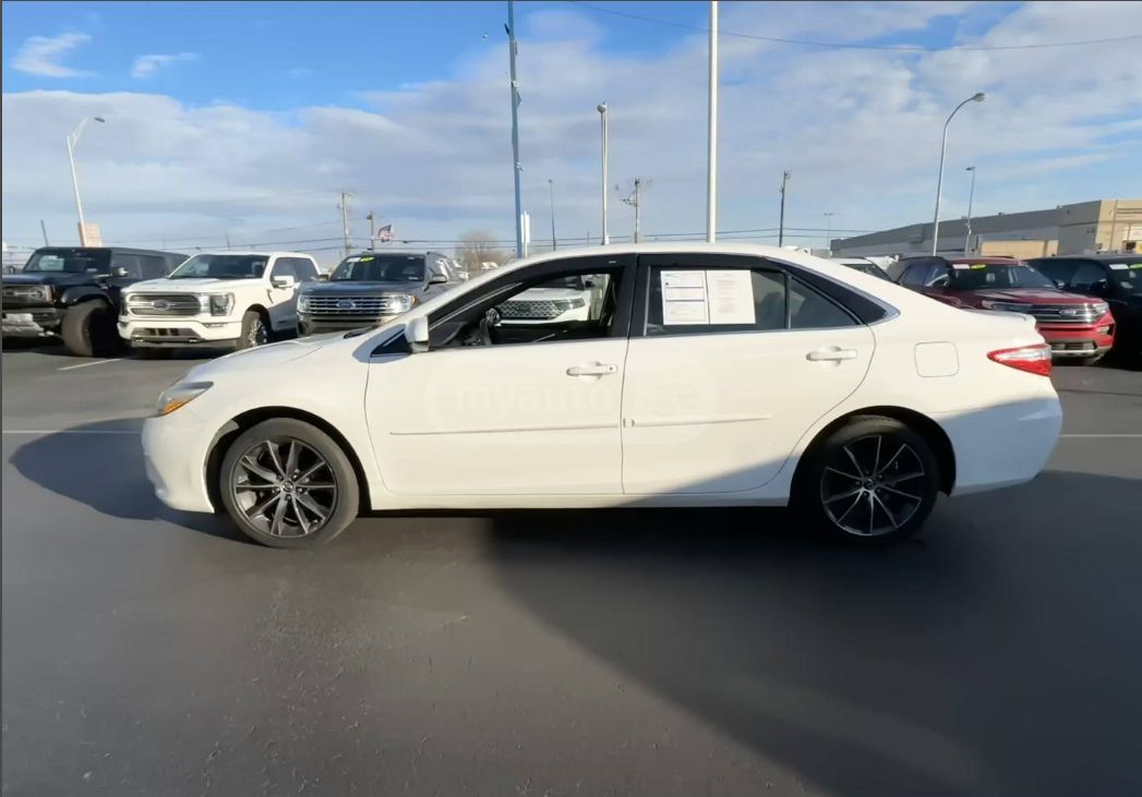 Toyota Camry 2016 — photo 2