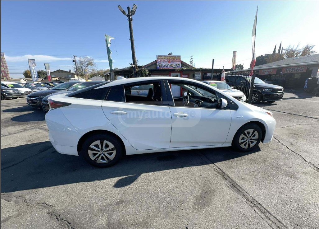 Toyota Prius 2017 — photo 2