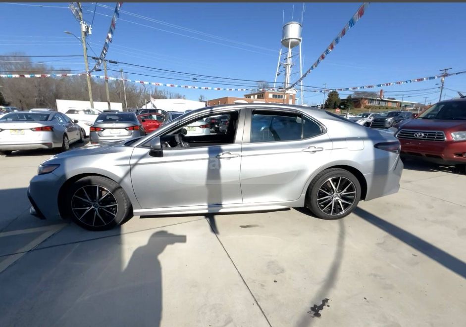 Toyota Camry 2021 — photo 2