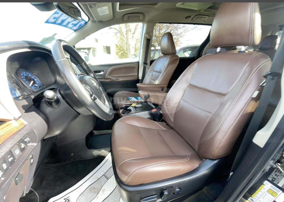 Toyota Sienna 2018 — photo 2