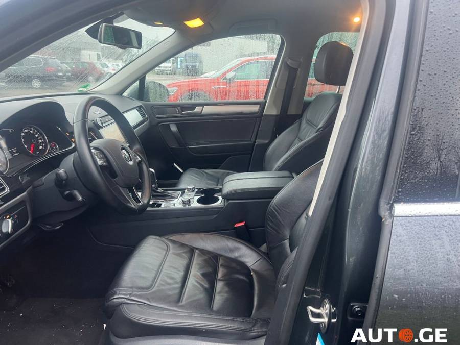 Volkswagen Touareg 2012 — photo 2