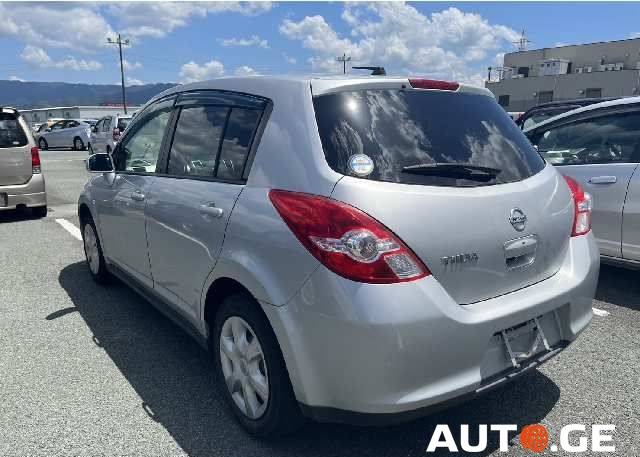 Nissan Tiida 2010 — photo 2