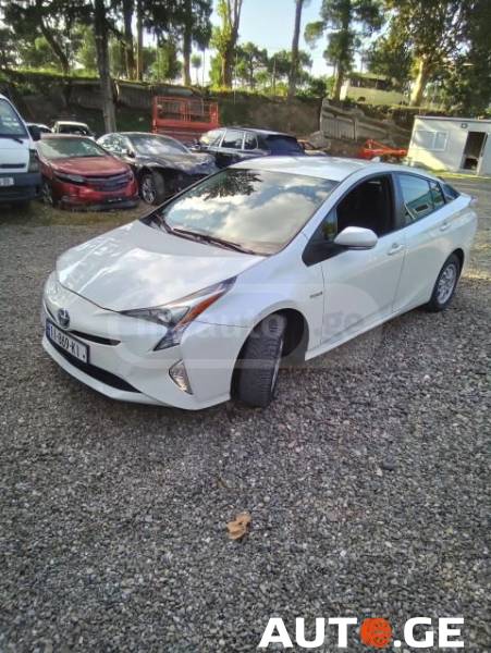 Toyota Prius 2017 — photo 2