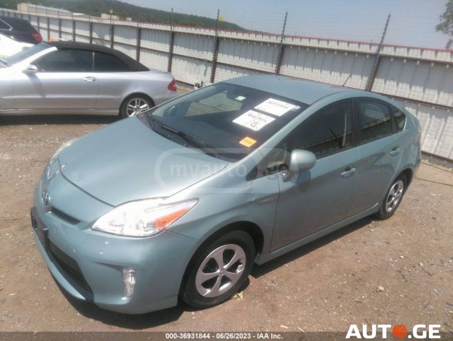 Toyota Prius 2013 — photo 2