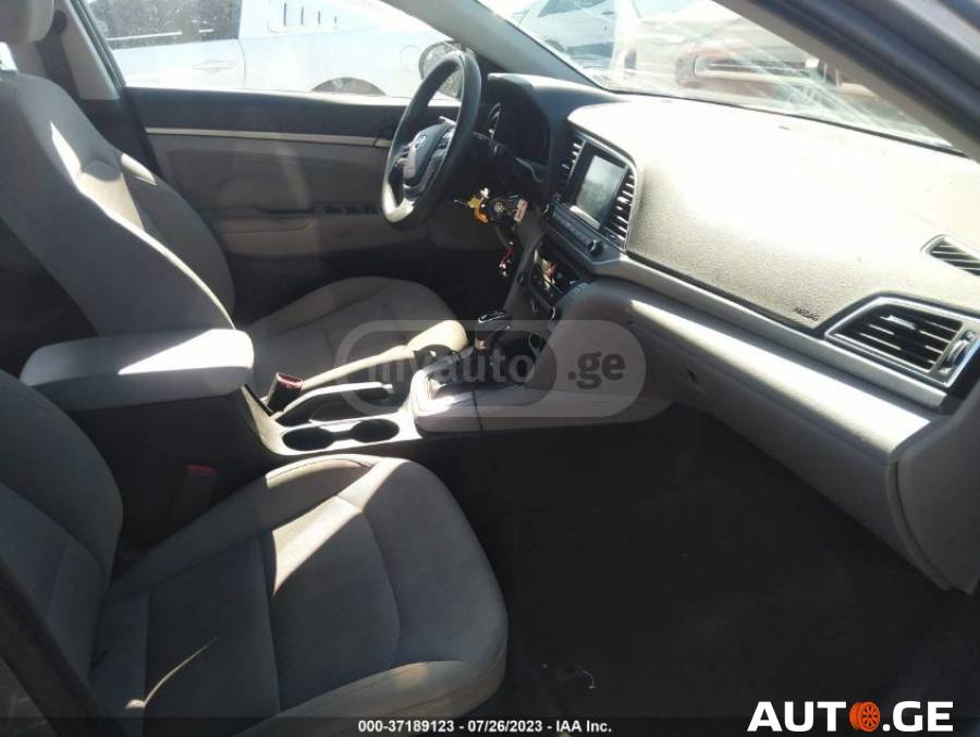 Hyundai Elantra 2018 — photo 2
