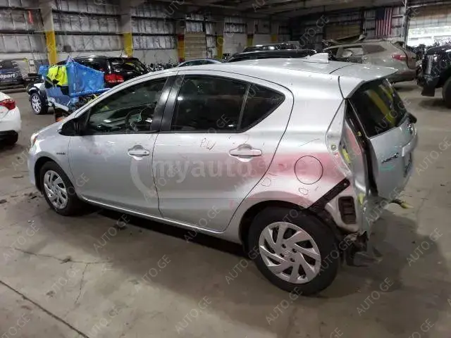 Toyota Prius 2015 — photo 2