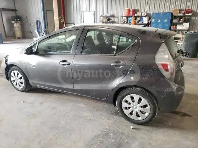 Toyota Prius 2013 — photo 2