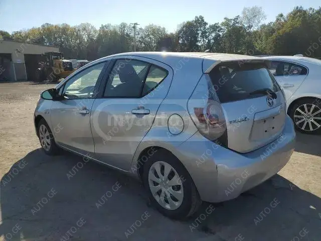 Toyota Prius 2014 — photo 2