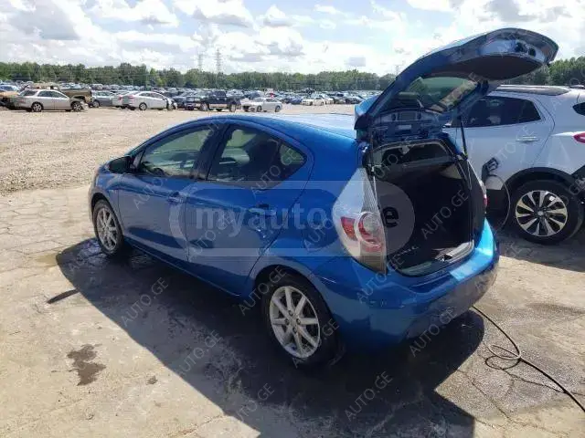 Toyota Prius 2013 — photo 2