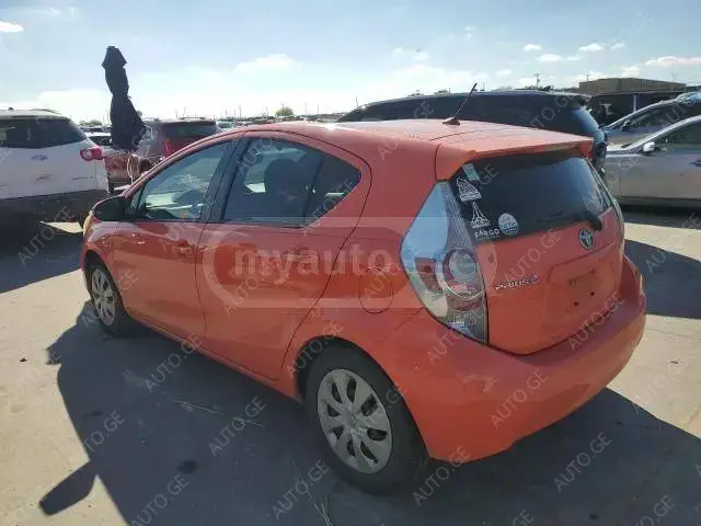 Toyota Prius 2013 — photo 2