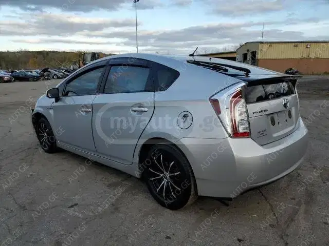 Toyota Prius 2015 — photo 2