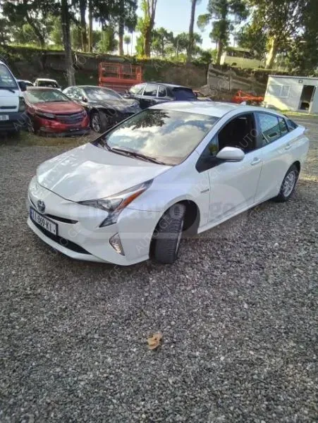 Toyota Prius 2017 — photo 2