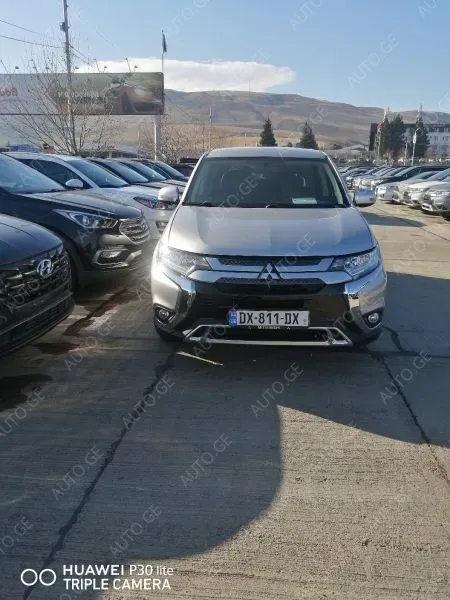 Mitsubishi Outlander 2019 — photo 2
