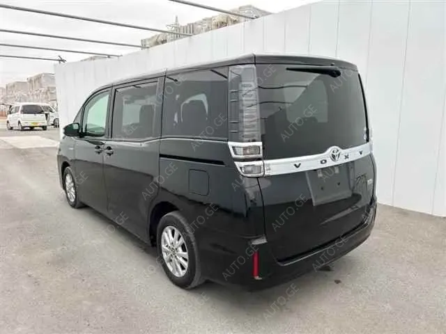 Toyota Voxy 2015 — photo 2