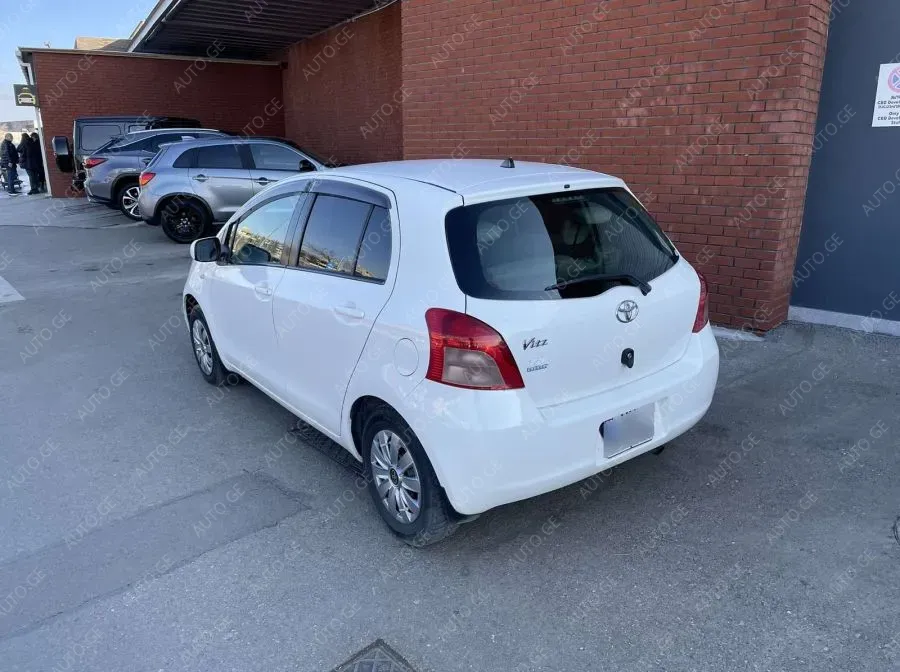 Toyota Vitz 2006 — photo 2