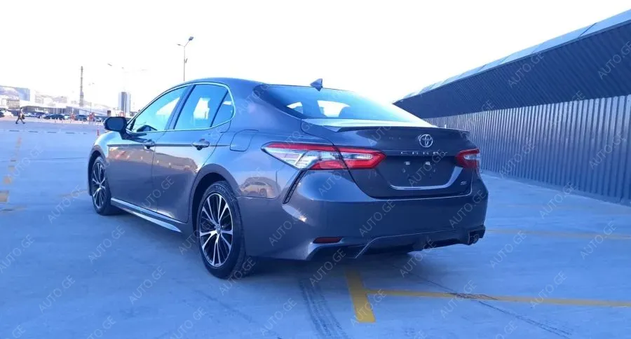 Toyota Camry 2019 — photo 2