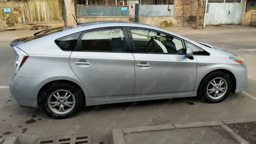 Toyota Prius 2010 — photo 2