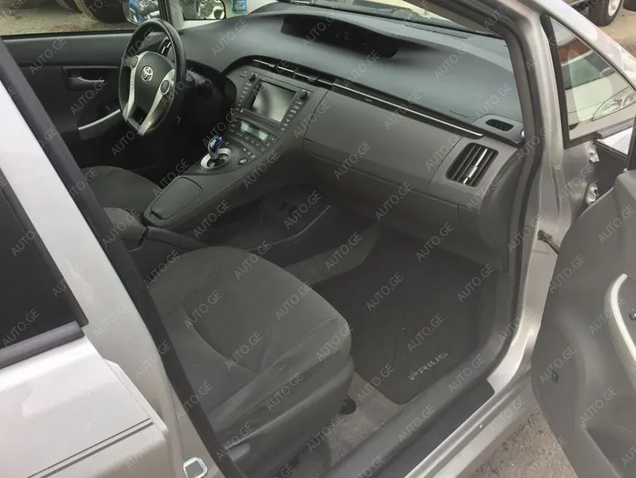 Toyota Prius 2010 — photo 2