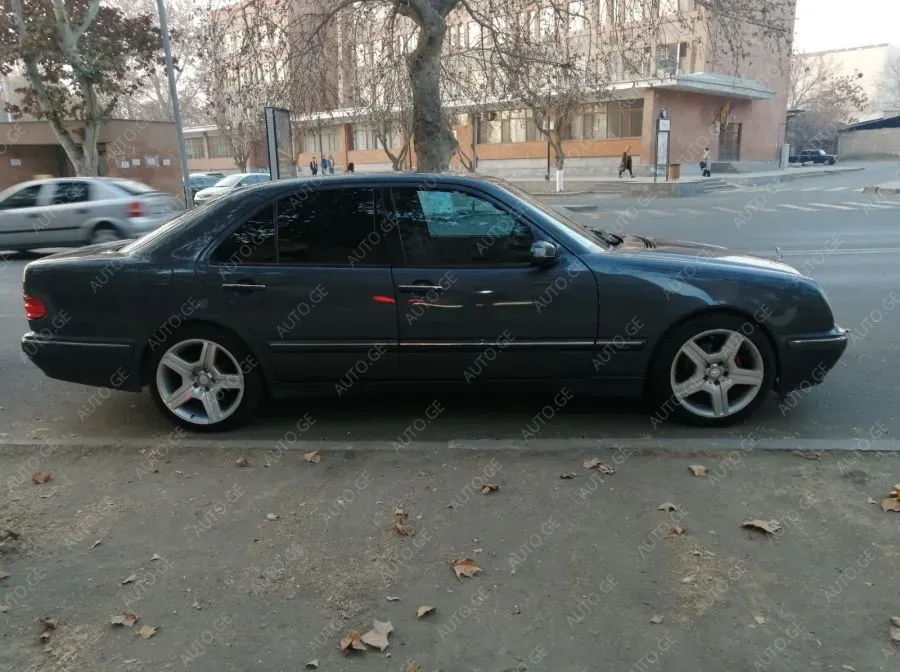 Mercedes-Benz E-240C